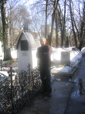Manuel Talens junto a la tumba de Anton Chjov en el cementerio de Novodevichi (Mosc)